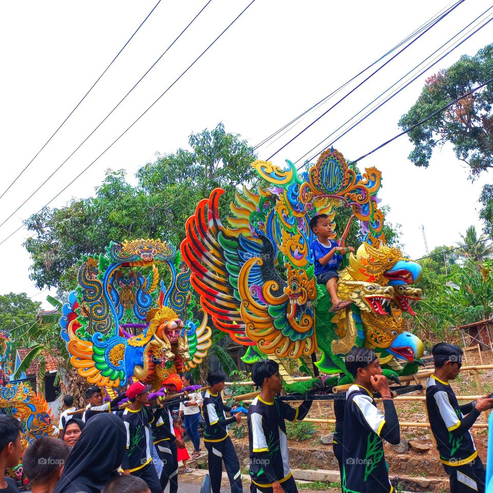 Art performances are held on village highways
