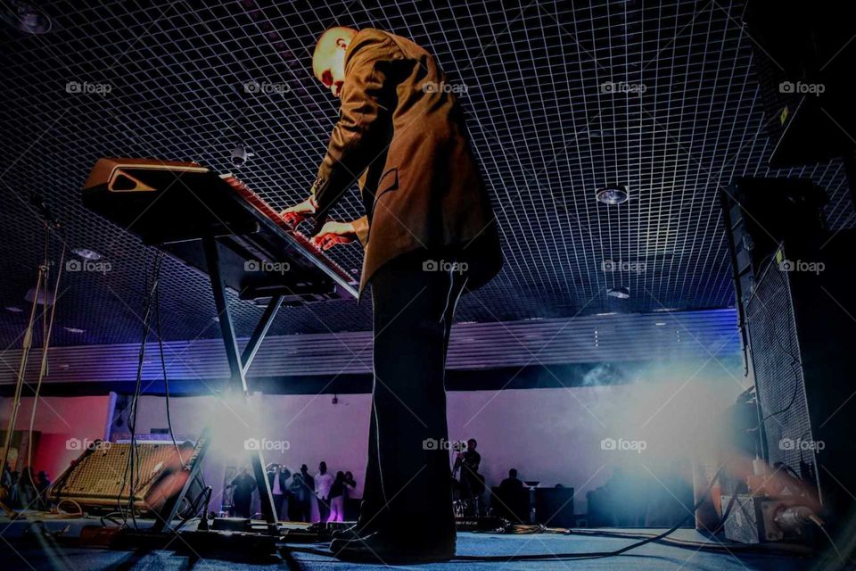 Músico con su piano