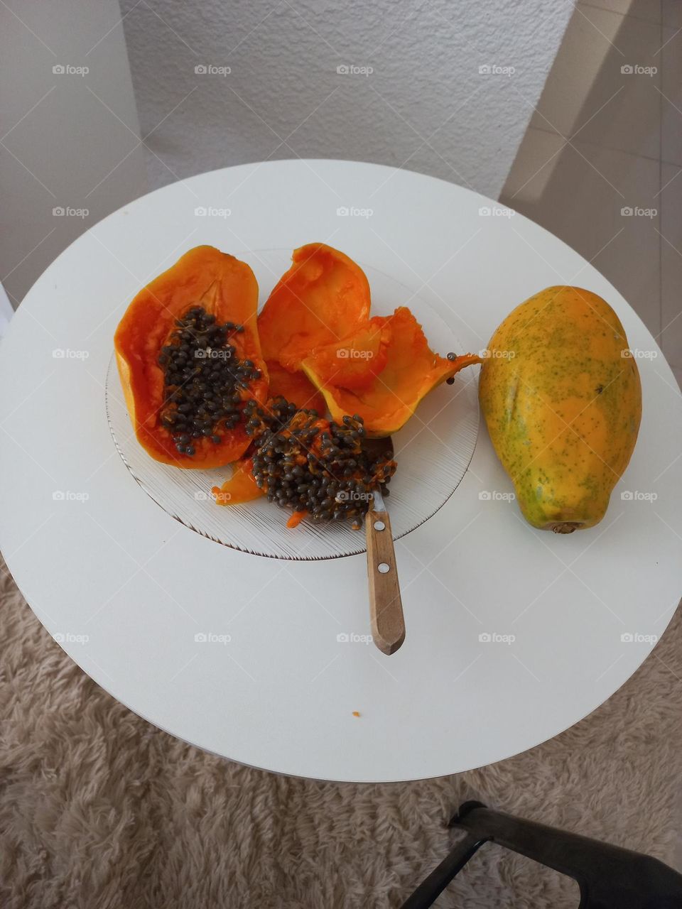 O mamão é uma fruta deliciosa  que tem vários benefícios para a nossa saúde e pode ser consumido com casca e sementes que são ricas em vitamina A, C e betacaroteno.