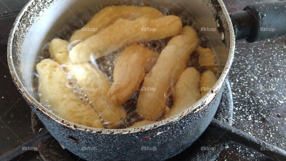 Panela fritando biscoitos.