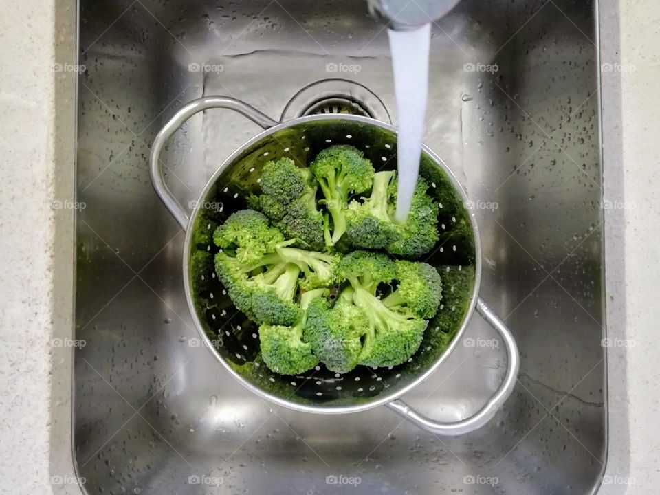 Washing broccolis