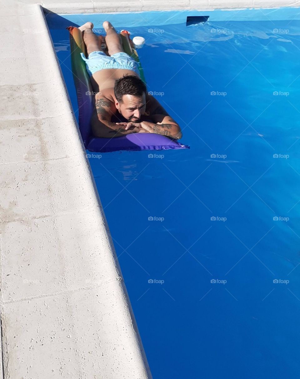 el muchacho disfruta un día de verano en la piscina