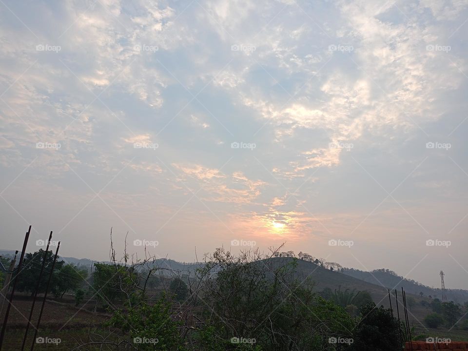 morning time 🌞 sun rise the subah ka waqt accha hota hai ye nature hame aanand ki sukh deta hai Suraj ka ugna ek acchi nazara hai subah ka Suraj ke saath ye badal ka khub Surat najara dil khush ho jaata hai