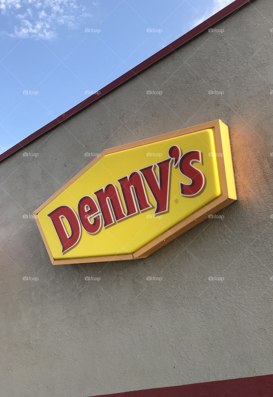 Denny’s restaurant. This eatery serves good-quality meals 24/7. It also is a place where one can feel relaxed at home while enjoying a decent meal peacefully.