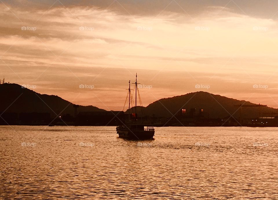 A lonely boat in the middle of the golden sky on a Sunday evening!  What a landscape of nature ... / Um barquinho solitário em meio ao céu dourado no entardecer de domingo! Que paisagem da natureza...