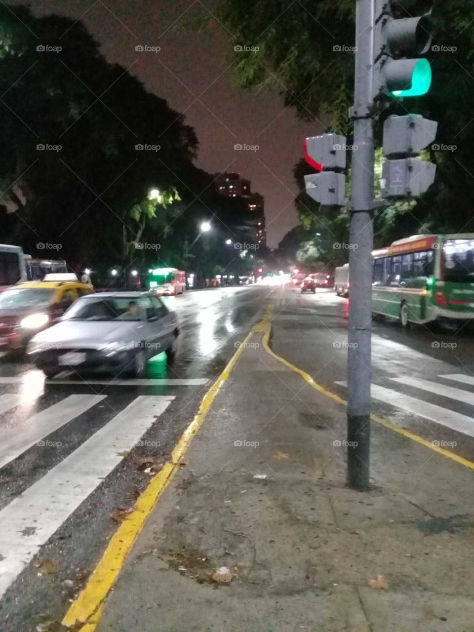 Fotografía tomada en una céntrica avenida de la ciudad de Buenos Aires una  lluviosa noche otoñal.