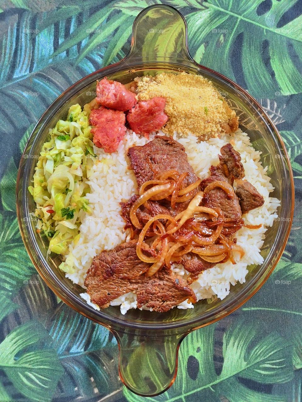 Prato típico brasileiro com arroz, feijão e farinha, bife com cebola, linguiça frita e legumes refogados... Que delícia!