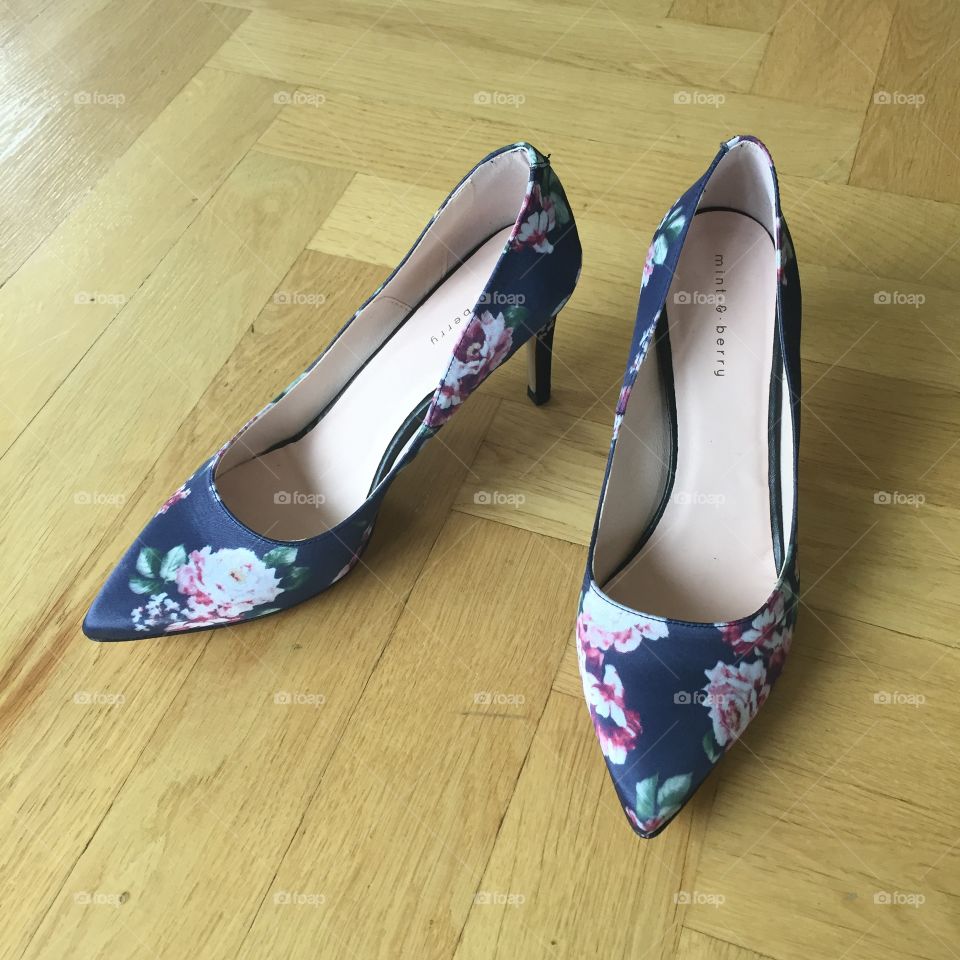 Wedding shoes whit flowers 