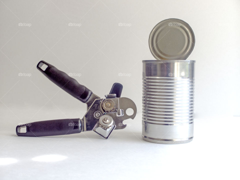 Can opener and opened can 