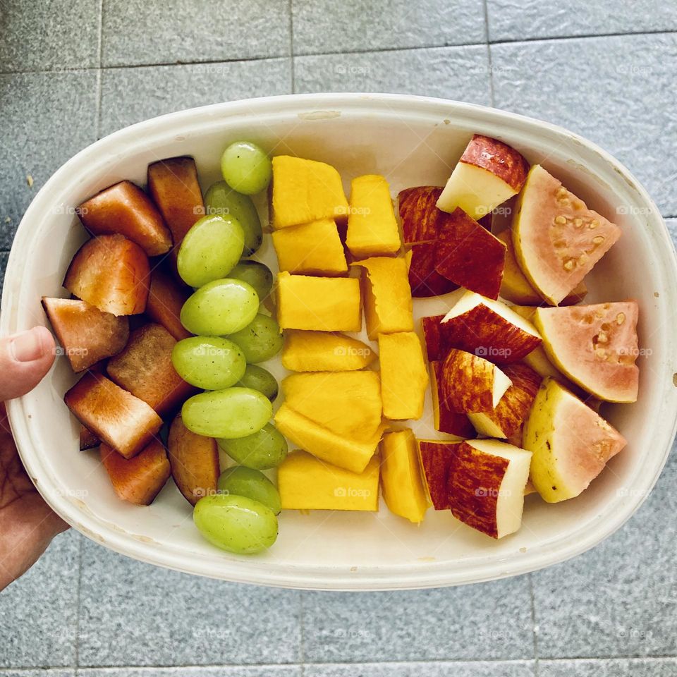 Frutas deliciosas para alegrar o almoço das crianças!

A sobremesa vem com: ameixa, uva, manga, maçã, goiaba e… muito carinho.

Quem vai querer?
