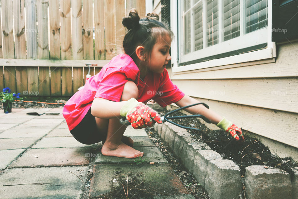 Kid gardening 