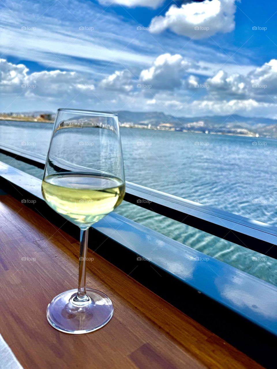 Бокал вина на берегу моря