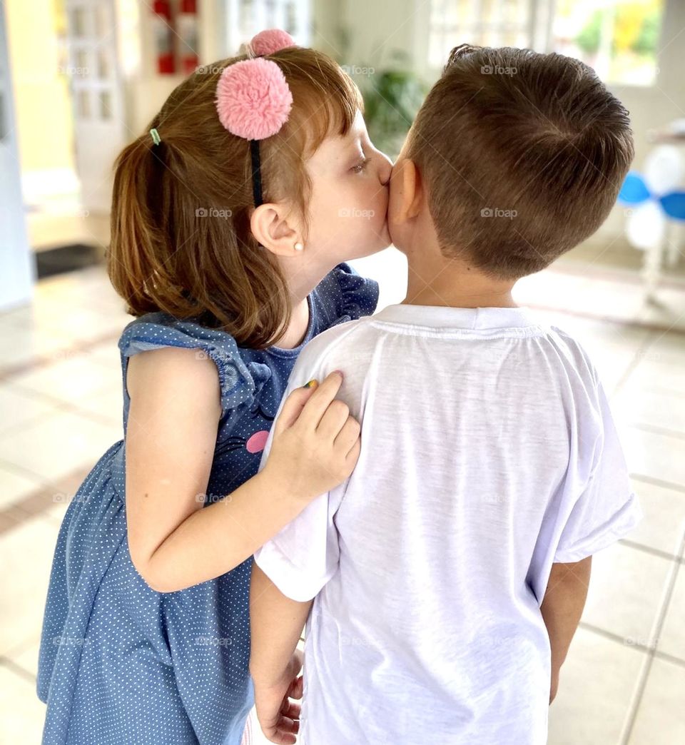 I LOVE MY KIDS!!! “Posso” com esses dois?
Miguel e Maria Estela são primos-irmãos, mas parecem que são mais do que isso! A ligação de carinho entre eles é ímpar, mais do que irmãos.