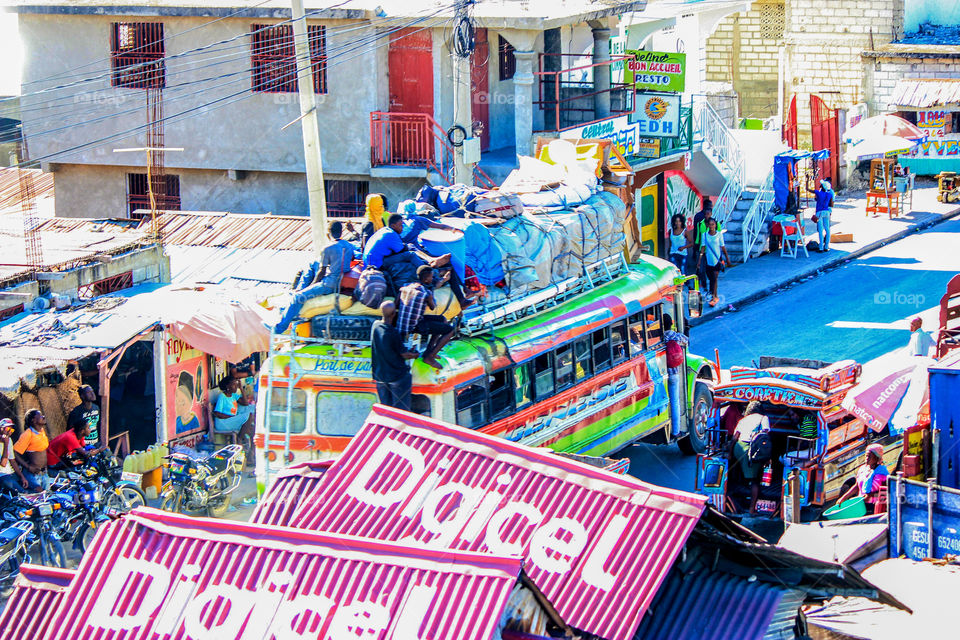 Haiti transport🇭🇹🇭🇹🇭🇹 here is how transport is in Haiti it is a bus that makes Port-au-Prince in Saint-Marc there are passengers who are on the bus and in the back it is because there is more room inside c is a photo that I took yesterday