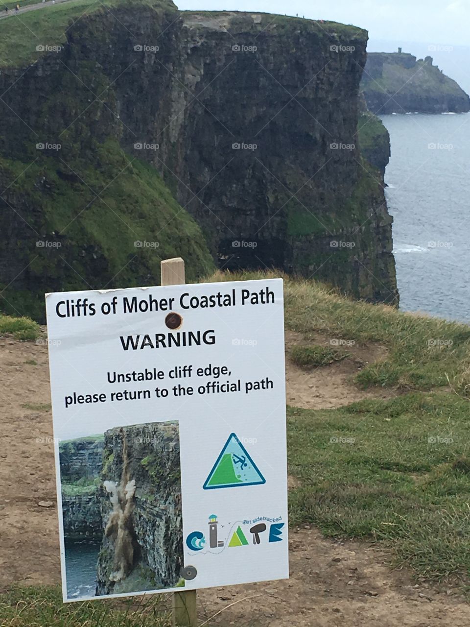 A picture of a warning sign at the Cliffs of Moher in Ireland 
