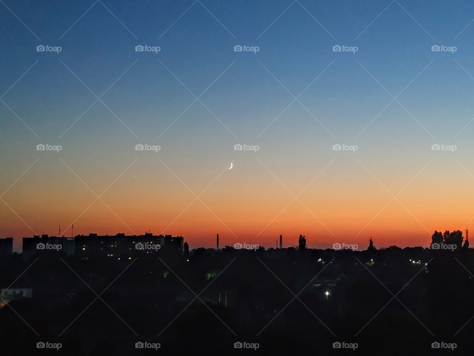 The young moon and the first star