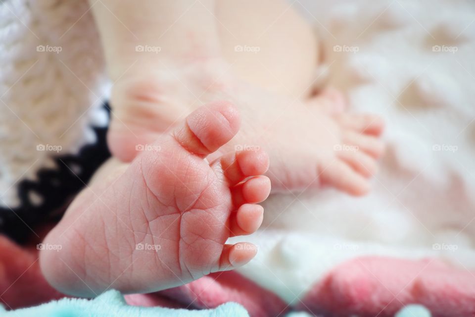 Tiny toes