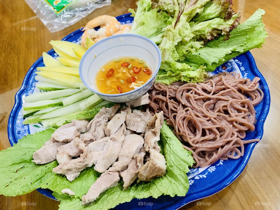 Roll noodle and vegetables 