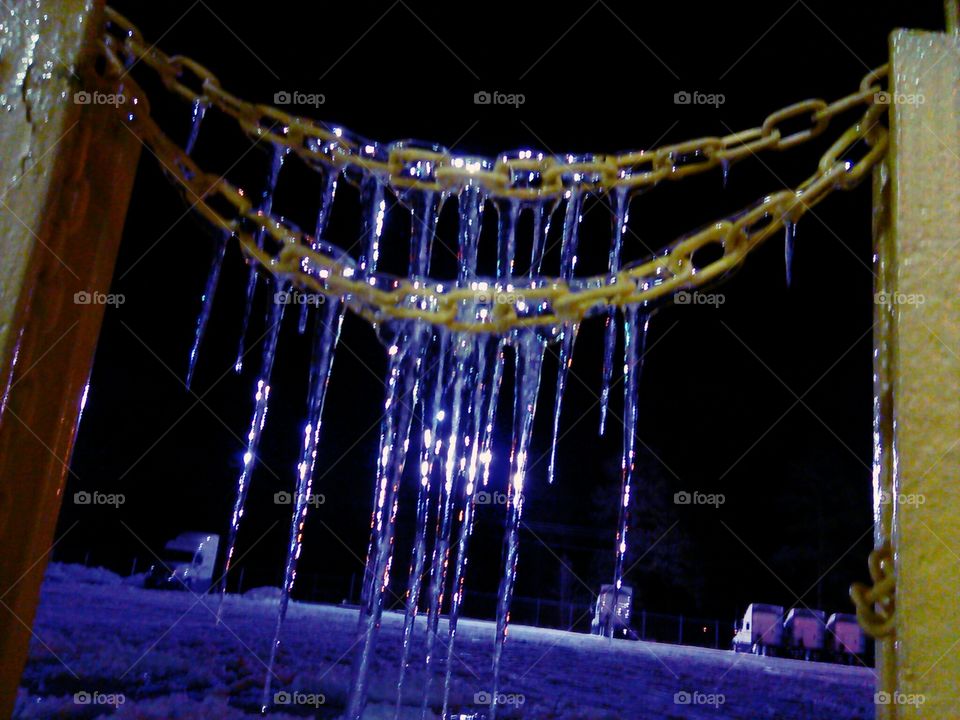 Iced Chain. colors in the dark