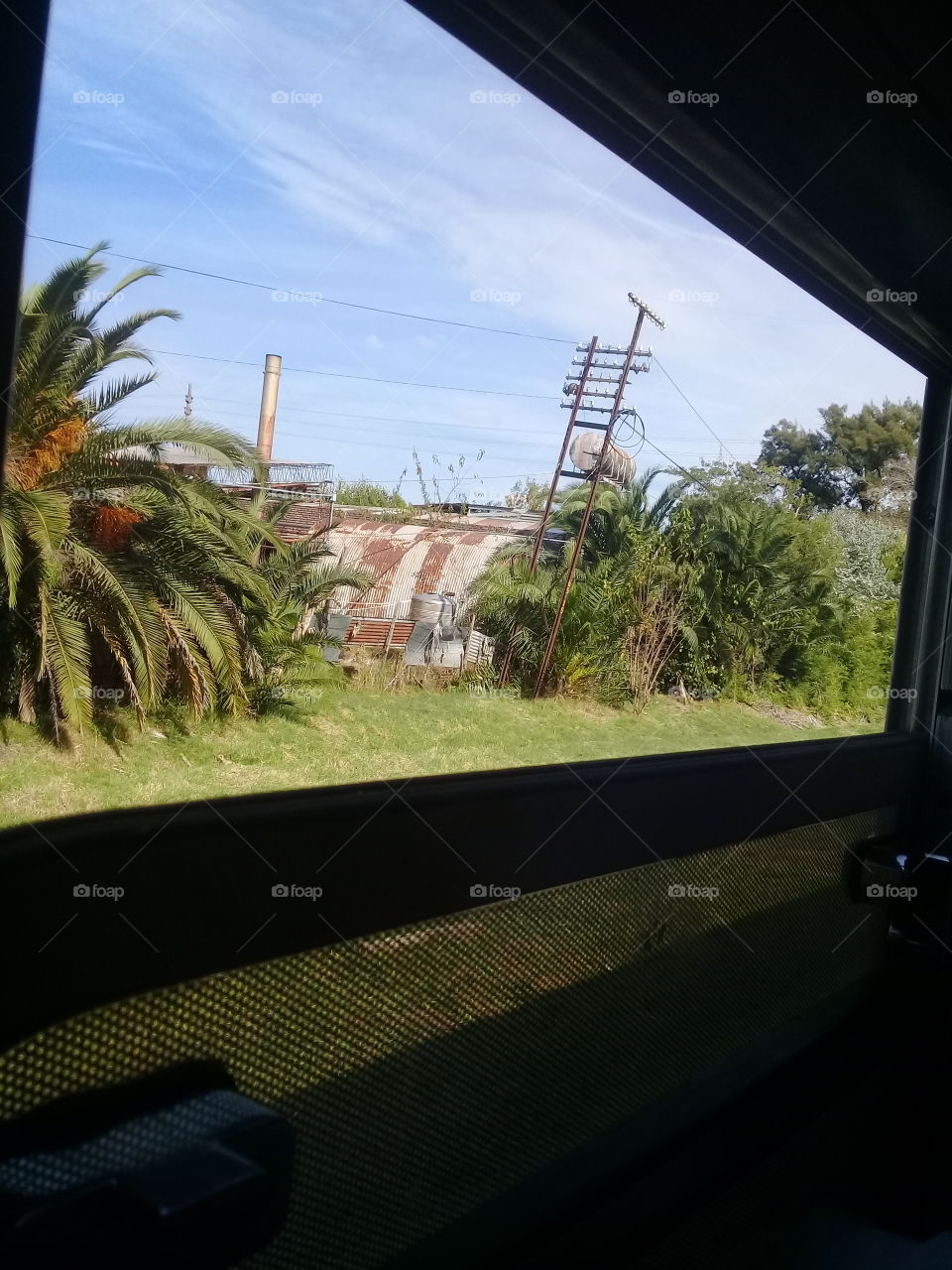 vista de un paisaje rural capturado desde la ventanilla de un tren en movimiento en pleno paseo.