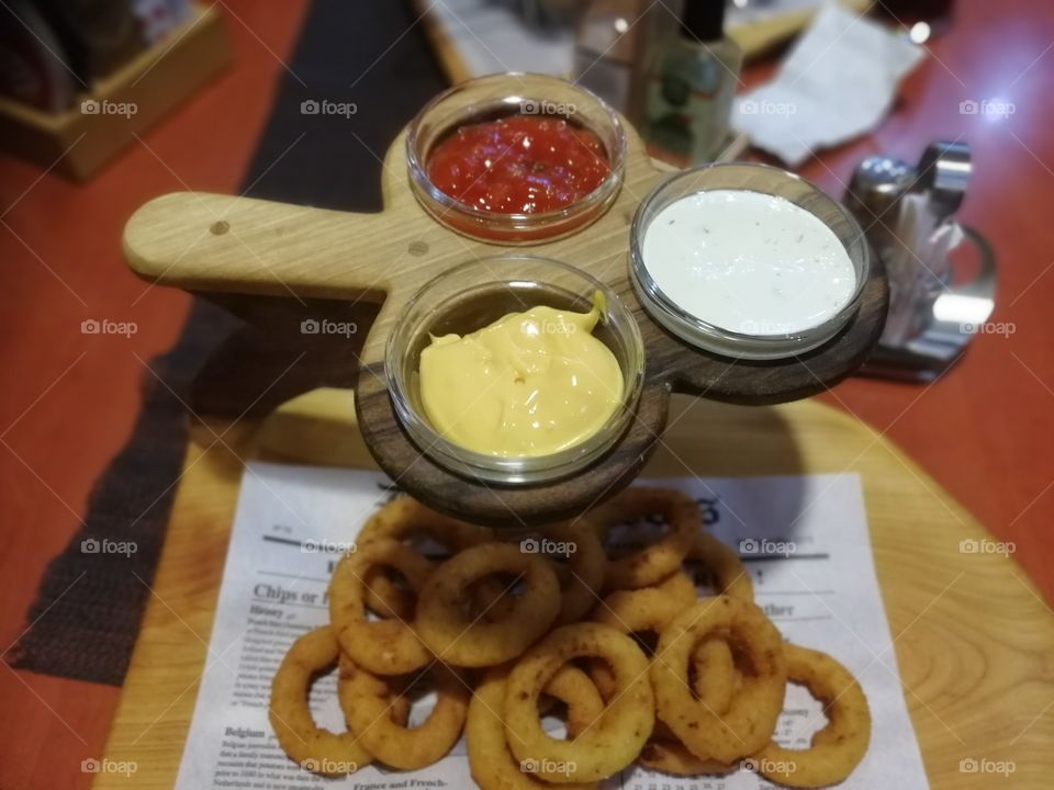 Onion rings with sauces