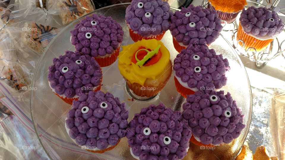 cupcakes decorated to look like grapes
