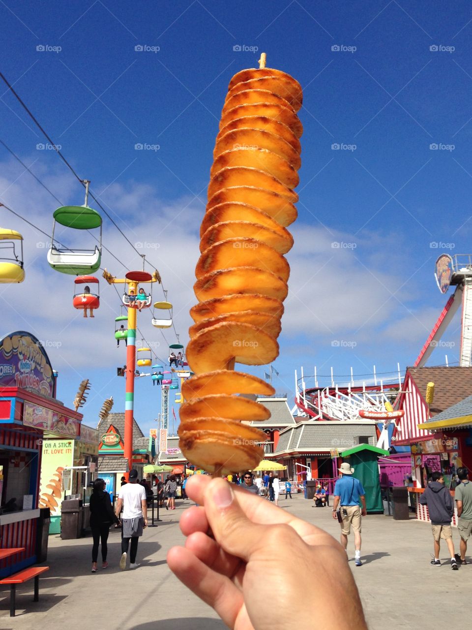 A funny and delicious moment with a strange fried potato at the amusement park