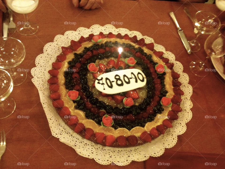 cake with birthday tris 70 years, 80 years and 90 years.