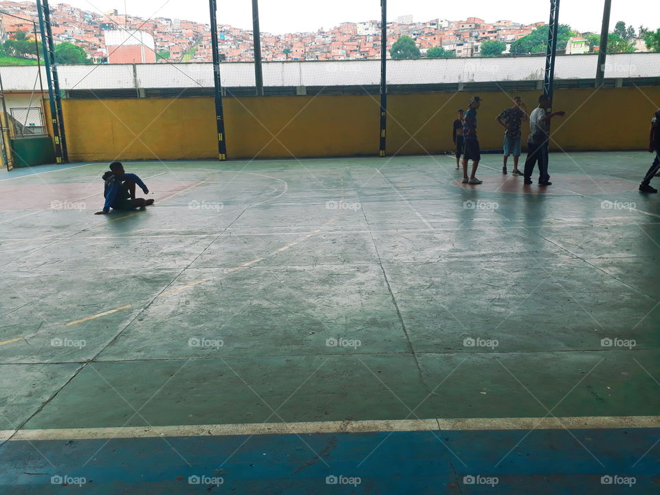 Crianças jogando futebol em uma escola publica