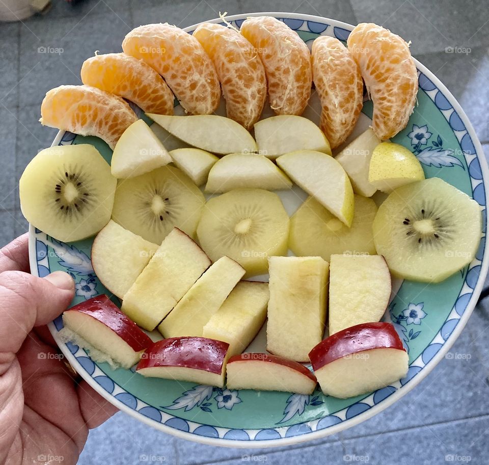 🇺🇸Healthy time of day: we have tangerine, pear, kiwi and apple!  There's vitamin C… Who wants it?  They are fresh and tasty. / 🇧🇷Hora saudável do dia: temos mexerica, pera, kiwi e maçã! Haja vitamina C… Quem quer? Estão fresquinhas e saborosas.