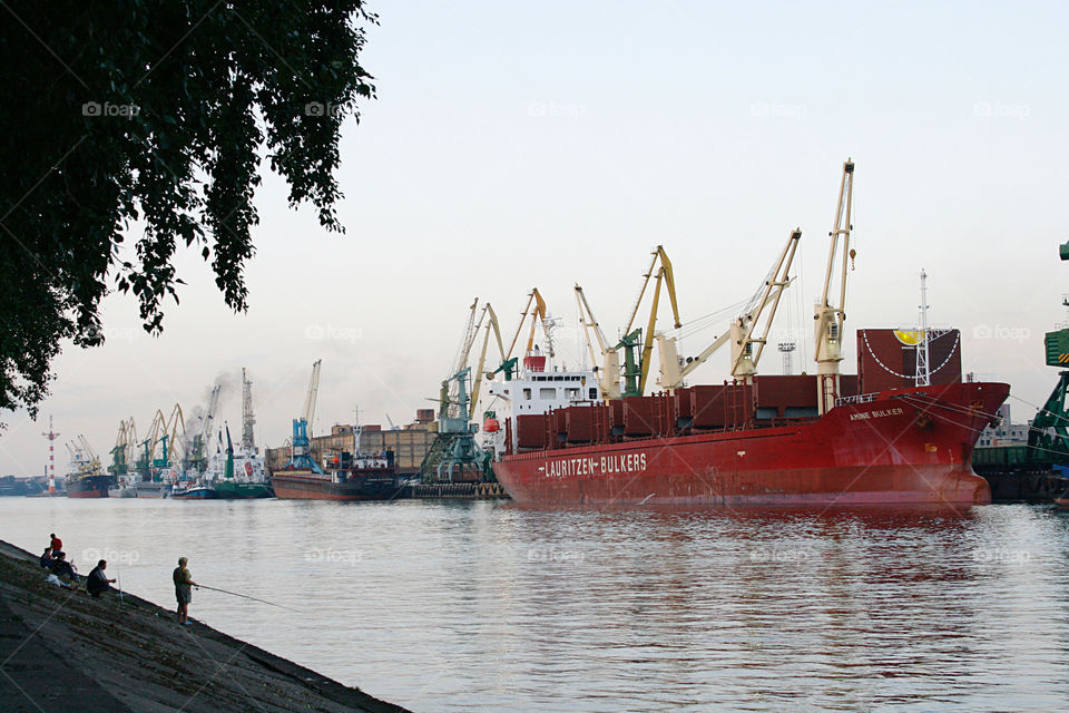 Fishing at the port 