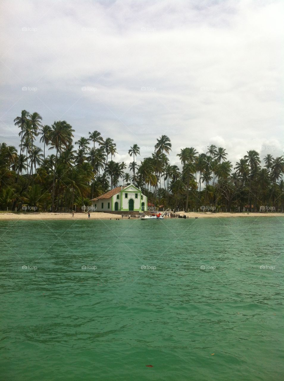 The very beautiful landscape of Carneiros’s Beach, on the northeastern coast of Brazil.  Did you see the little church in the middle of the sea? / A paisagem muito bonita da praia dos Carneiros, no litoral do Brasil. Viram a igrejinha no meio do mar?