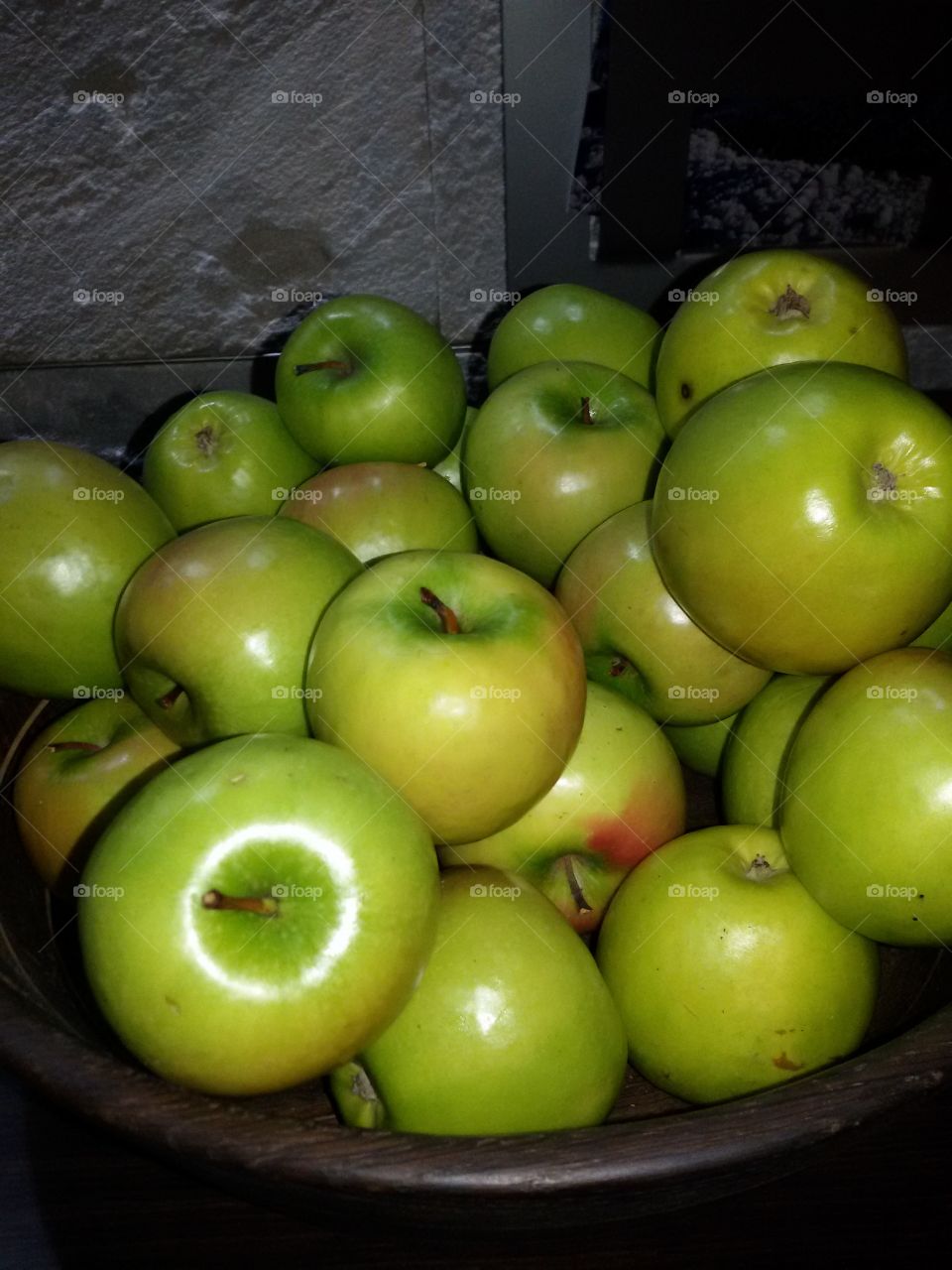 Green apples in a plate