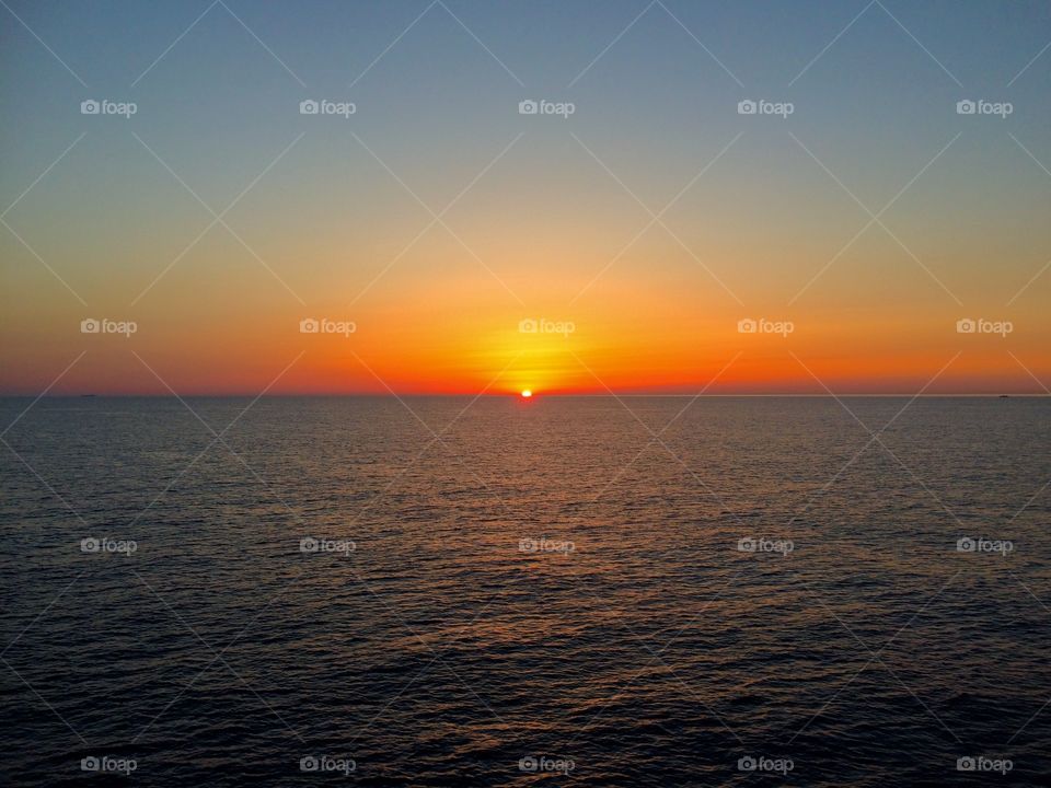 Sunset into the sea 