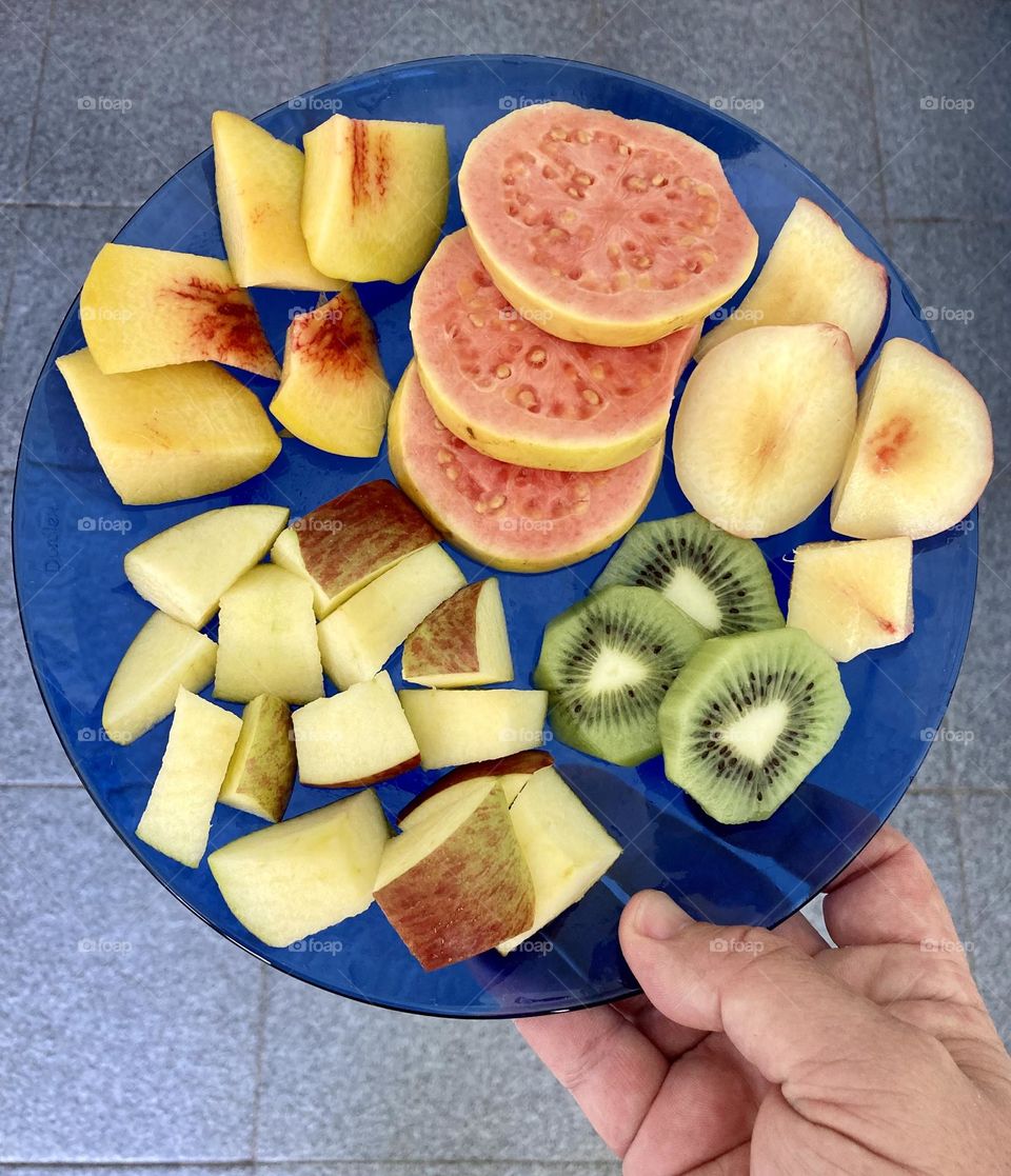 Saúde à mesa!

Hoje temos pêssego, nectarina, goiaba, kiwi e maçã.

Quem quer um pedaço?

Coma frutas pois isso faz bem.