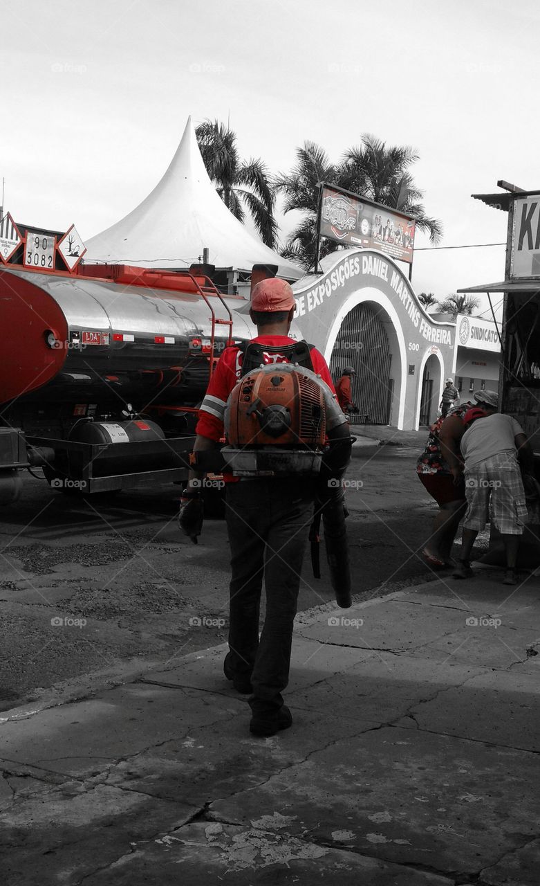 Homem com um motor nas costas.