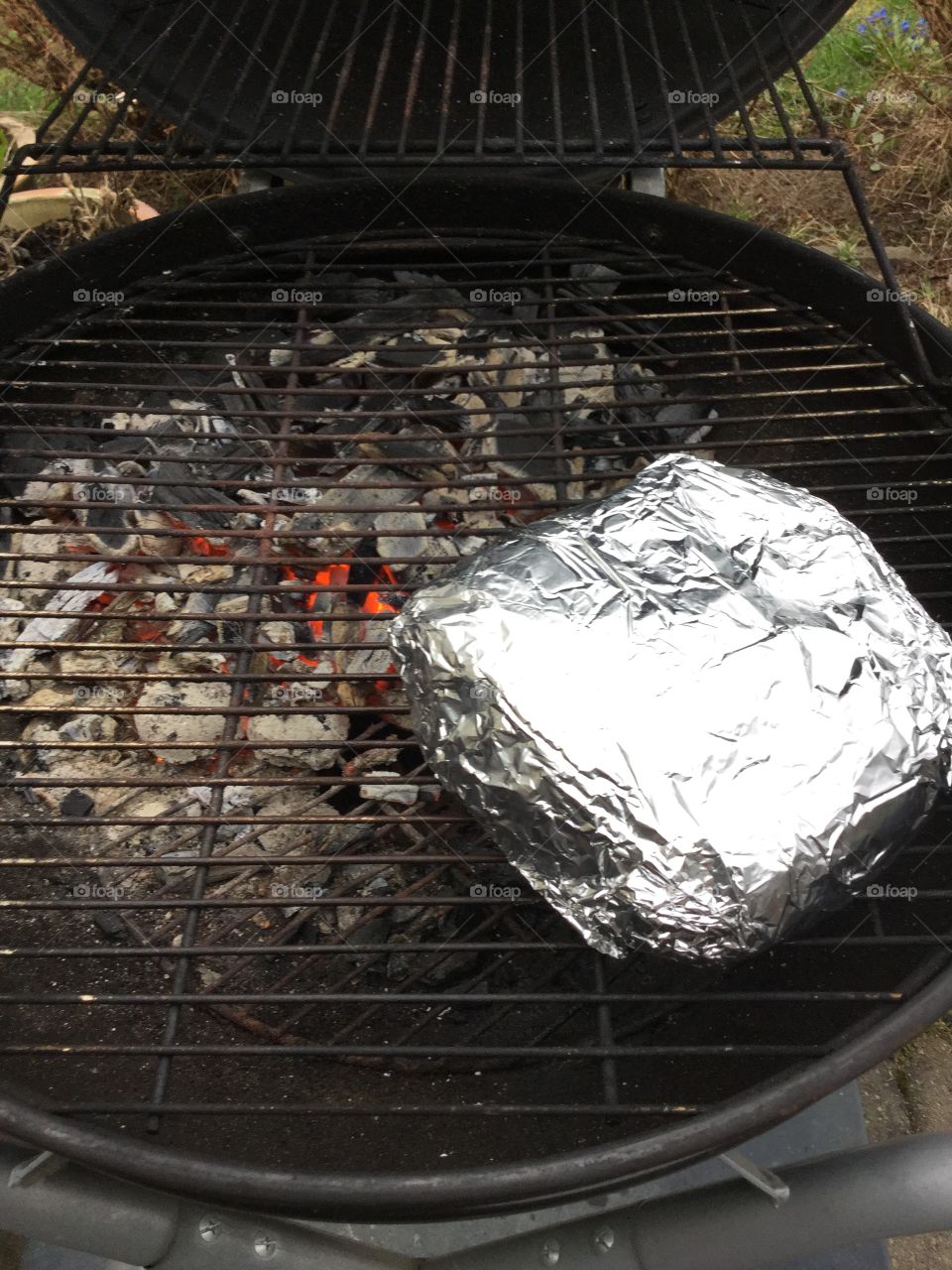 A plum Loin of pork stuffed, wrapped in aluminum foil, laid for indirect grilling for about four hours. The temperature of about 140 degrees Celsius.