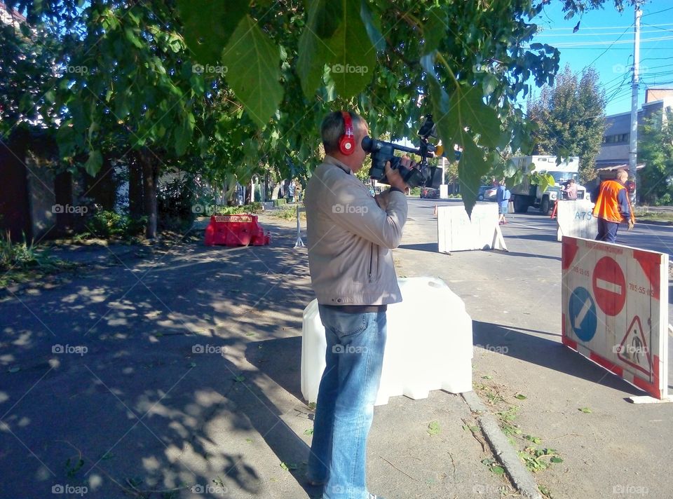 operator removing the failure of asphalt and ongoing repairs оператор снимает провал дороги и ремонт
