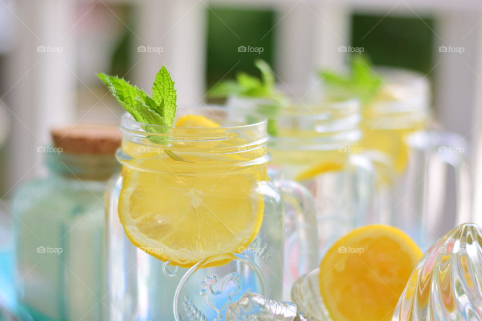 Juicing lemons for lemonade