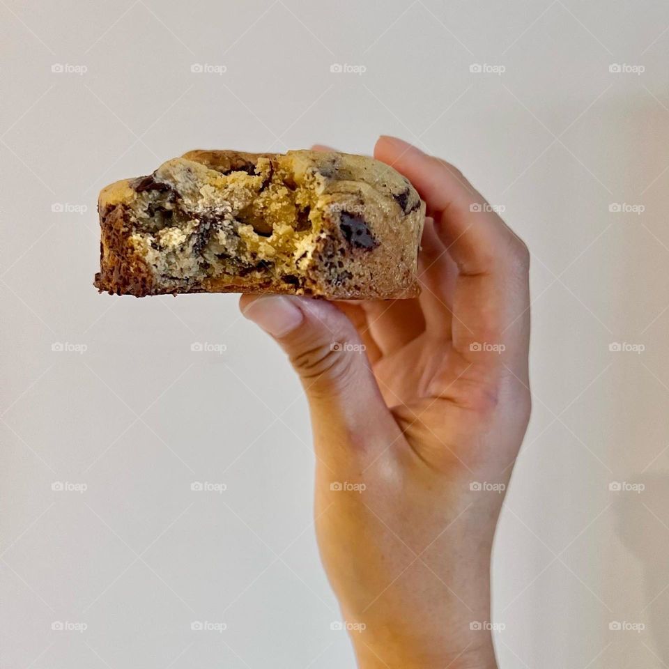 Colourful chunky chocolate red velvet cookies 