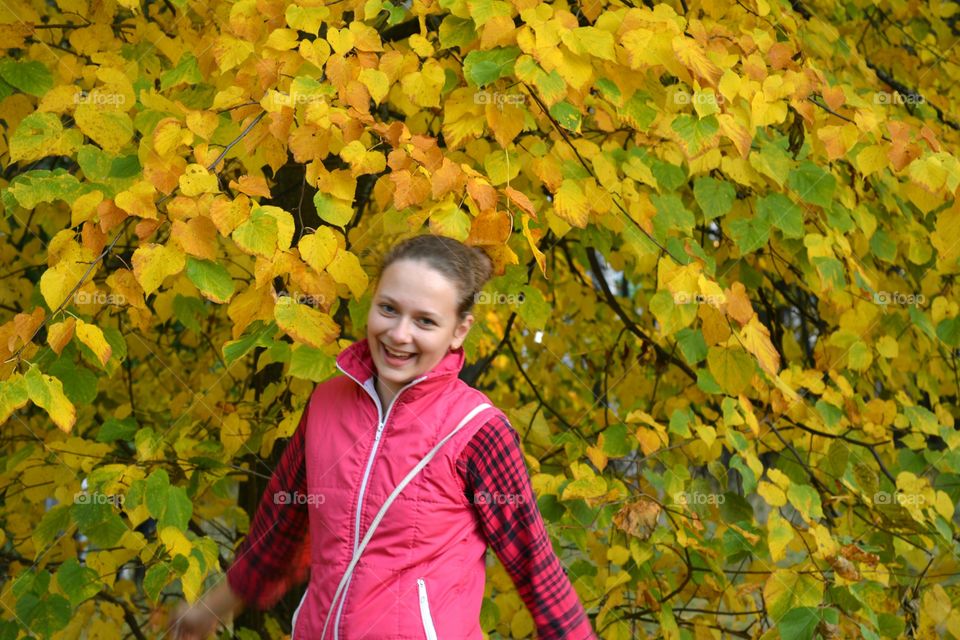 girl in autumn fall