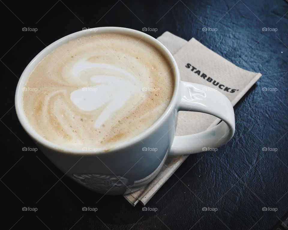 Starbucks Caramel Machiatto. Chávena com bebida quente.