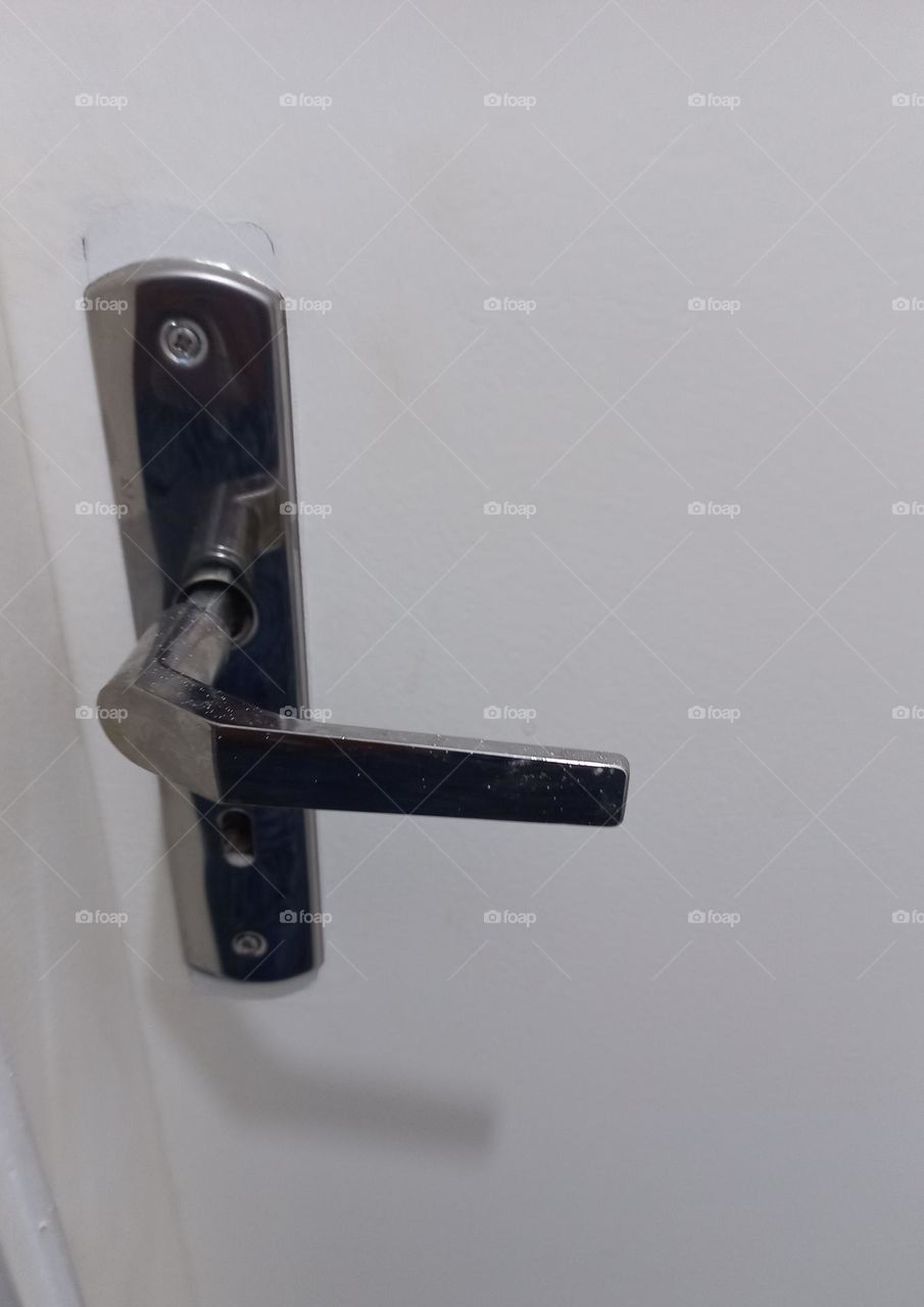 A maçaneta é uma peça que serve para puxar, abrir  ou fechar portas.  A maçaneta geralmente vem junto com uma fechadura, do pois quando movimentada abre uma porta, de a fechadura serve para trancar essa mesma porta. Por isso, ambas se complementam.