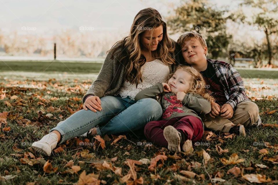 First signs of Autumn /Fall 🍁🎃 Picture of my family. Natalya,Byron,Bailey What Beauties! Living life & enjoying there togetherness,These 3 are all different age groups but share a bond like no other.💯Natural/No filter/ No Corrections/aim🎯/shoot📸