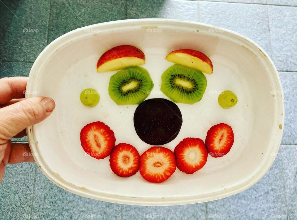 🇺🇸 Fun fruits for kids: today we have apples, kiwis, grapes, plums and strawberries!  All done with love and care. / 🇧🇷 Frutas divertidas para a criançada: hoje temos maçã, kiwi, uva, ameixa e morango! Tudo feito com amor e carinho.