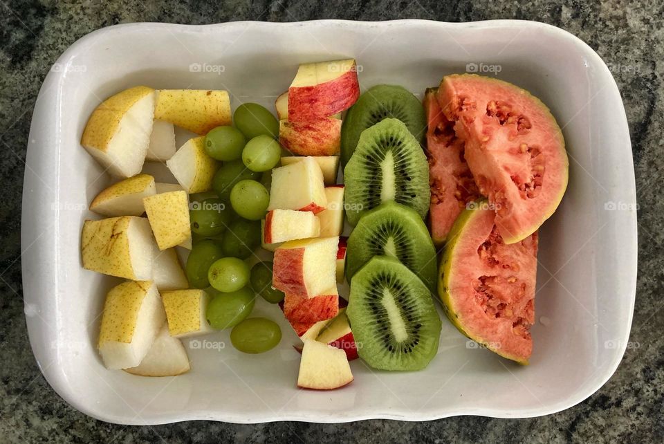 Frutas deliciosas para alegrar o domingo: #pêra, #uva, #maçã, #kiwi e #goiaba!
Quem vai querer?
Coma #fruta que faz bem!
😋
#gula