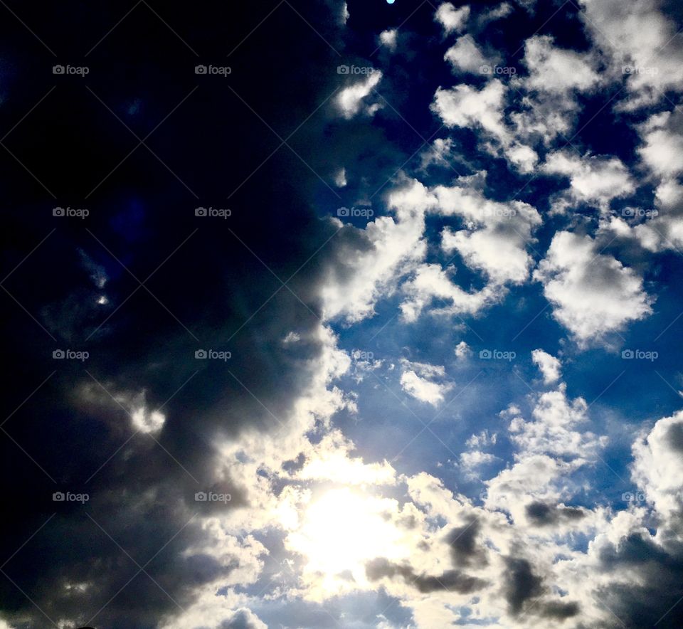 The contrast of the sky: on the left, rain clouds!  But on the right, infinite blue with beautiful white! / O contraste do céu: à esquerda, nuvens de chuva! Mas à direita, o azul infinito com o bonito branco!