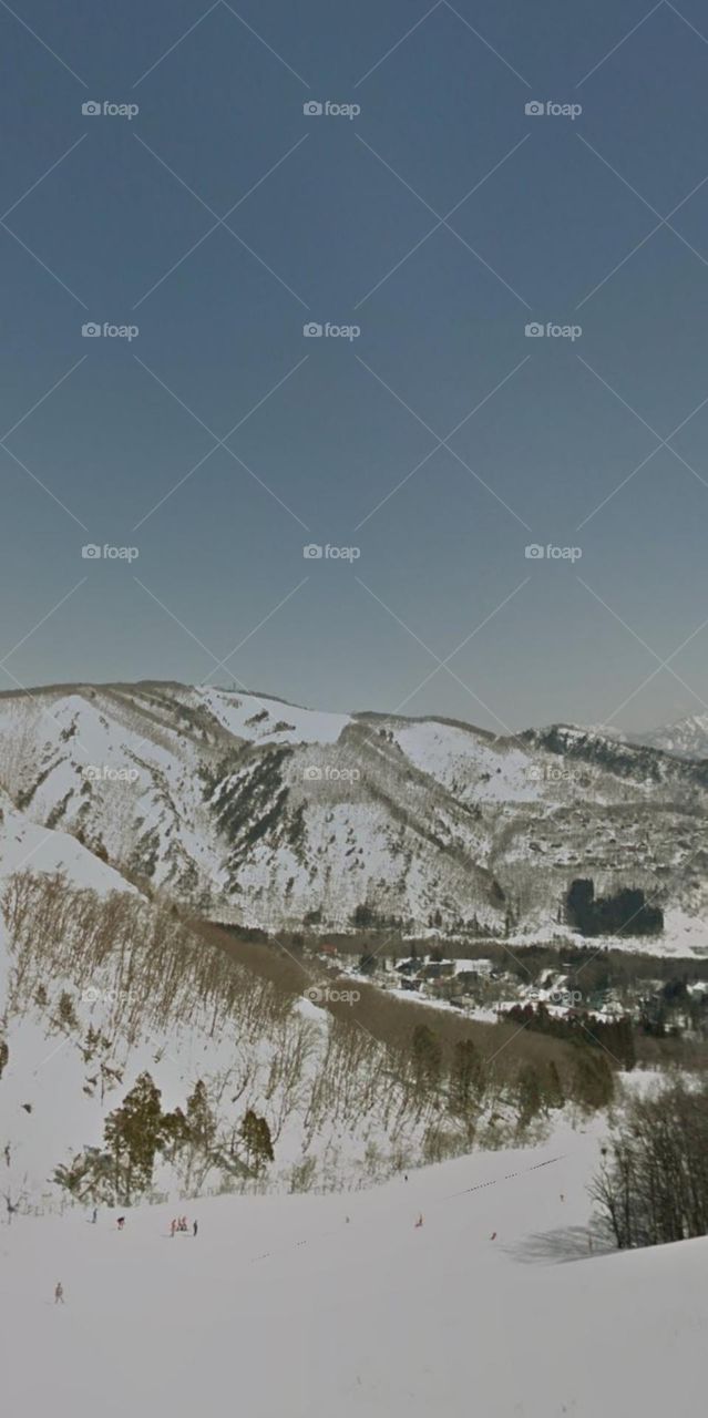 Ngôi làng nằm dưới đỉnh đồi.