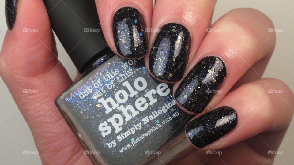 Picture Polish Holo Sphere

Because who knows, maybe you want a pic of some random chic's nails!