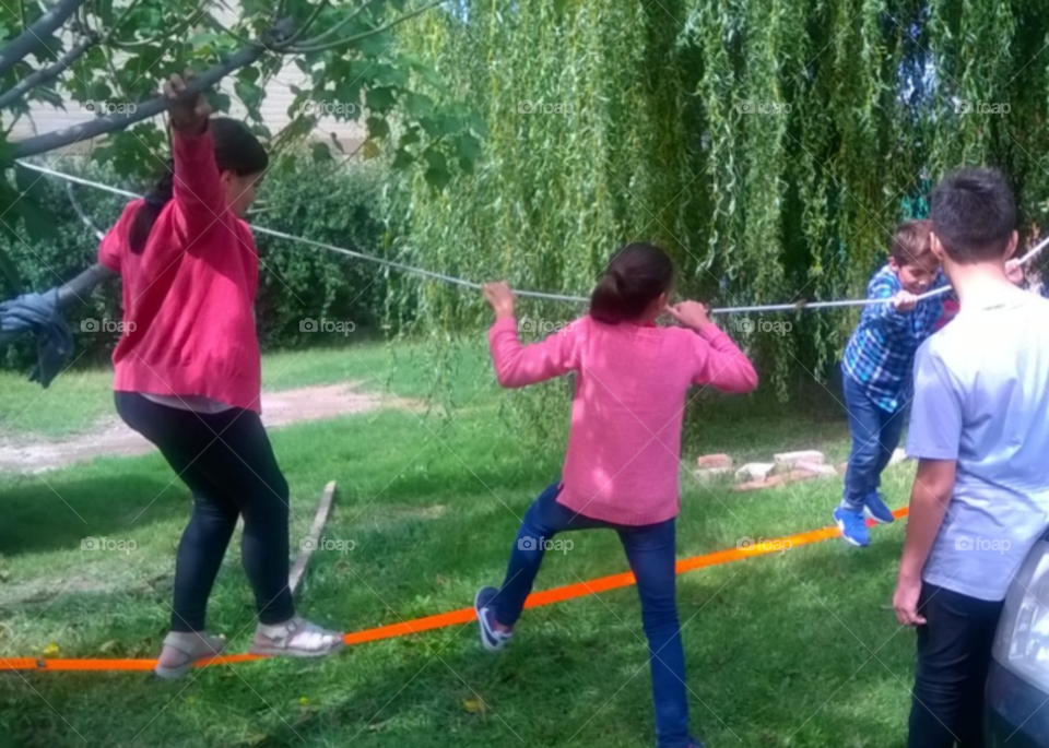 los niños juegan felices haciendo equilibrio